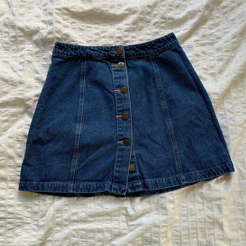 Buttoned denim skirt